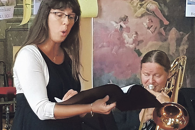 Martina Landl ist Sopranistin und Gesangspädagogin. Auch ihre Töchter Magdalena und Ricarda singen und musizieren gerne. 