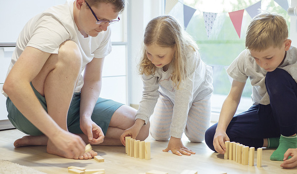 Gemeinsam spielen.  Anfangs werden es viele Kinder genießen, wenn die Eltern viel Zeit mit ihnen verbringen. Wie das nach zwei Wochen aussehen wird, kann niemand vorhersehen.