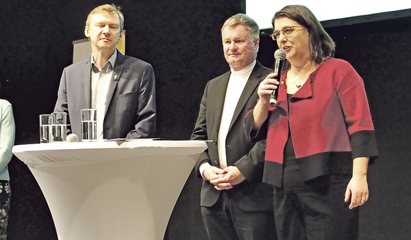 Bischof Manfred Scheuer mit dem Leiter der Strukturgruppe Slawomir Dadas (links) und der Koordinatorin des Zukunftsweg-Prozesses Gabriele Eder-Cakl bei der Präsentation der Diskussionsgrundlage in der Bosch-Halle auf dem Welser Messegelände   