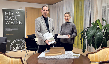 Claudia und Bernhard Mittermayr beim Buchversand an die Seelsorger. 