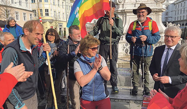 Die Pilgergruppe mit Johannes Aschauer (links im Bild, mit einem Bambusstock in der Hand)