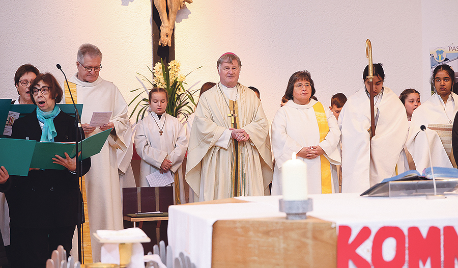 Jubiläumsmesse mit dem Bischof (Mitte).   