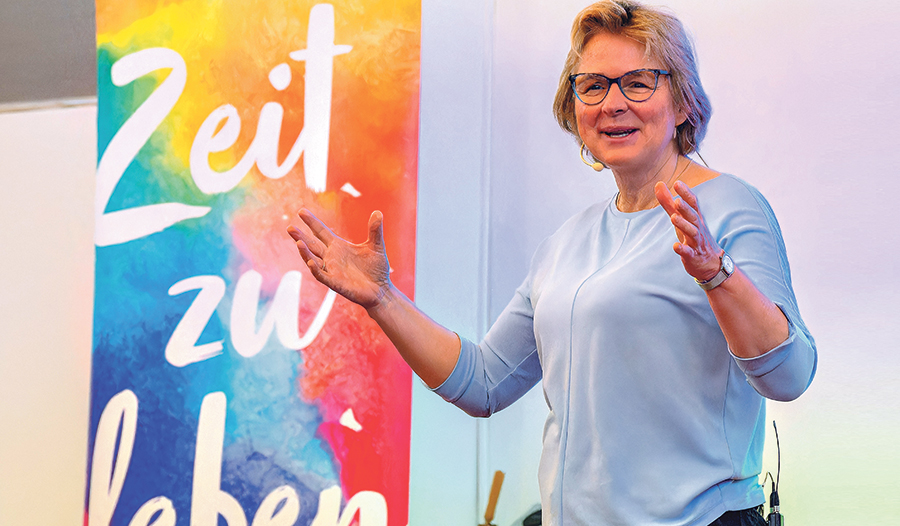 Sr. Melanie Wolfers war im Bildungshaus Puchberg zu Gast. Die Kraft des Miteinanders und der Zuversicht trotz aller Krisen zu entdecken und zu stärken, ist ihr Anliegen. 