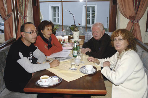 Gespr?ch beim Stiegenwirt Sch?rding mit Teilnehmerinnen an Wei?russland Deutsch-Sprachkursen. Von links nach rechts: Roland Herbst (Kellner), Grete Kubai (Organisatorin, Selbstst?ndige), Pep Streicher (Baustofh?ndler), Ingeborg Karl (pensionierte AHS