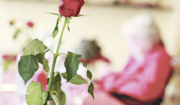 Seniorinnen und Senioren sollen nicht unter dem Pflegenotstand leiden.  