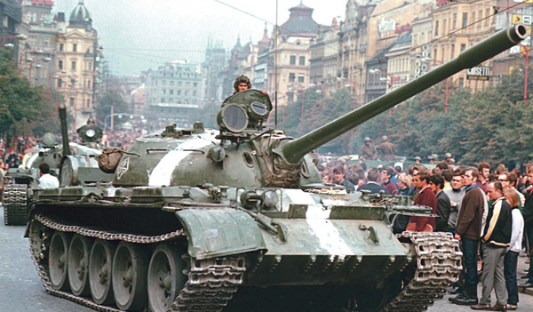 Die Bilder von Panzern in Prag (rechts) prägen bis heute die Erinnerung.