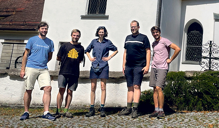 Bruder Emanuel Huemer SVD (links) pilgerte gemeinsamen mit jungen Erwachsenen im Gedenken an Franz und Franziska Jägerstätter vom Attersee nach St. Radegund. 