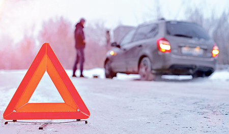Nach einem Unfall sollte man sofort stehen bleiben und als eine der ersten Maßnahmen die Unfallstelle absichern. 