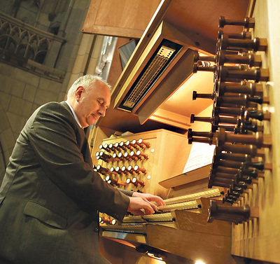 Domorganist Wolfgang Kreuzhuber an der Rudigierorgel. 