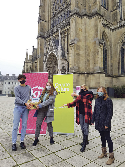 Preisübergabe an die Vertretenden der Jugendlichen der Dompfarre Linz.