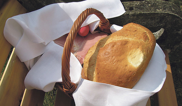 Speisenkorb mit Osterbrot und Osterschinken. In der Steiermark hat die „Fleischweihe“ besonders Tradition. 