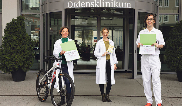 Die Koordinatorin  der Radfahr-Aktion Veronika Wiesinger (Mitte) mit den beiden Gewinnern am Ordensklinikum Linz Barmherzige Schwestern, Brigitte Schanda (links) und Dr. Lukas Kocik