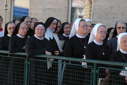 Fronleichnamsfeiern und Prozessionen in Ober?sterreich, Dompfarre, Dom, Leib des Herrn, Corpus Christi, Hostie, Hochfest des Leibes und Blutes Christi, 1264 durch Urban IV. allgemein eingef?hrt, Monstranz, Ostensorium, Beh?ltnis, Reliquien, geweihte 