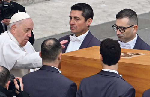 Papst Franziskus am Sarg seines Vorgängers, den er mit einem Kreuzzeichen segnet. 