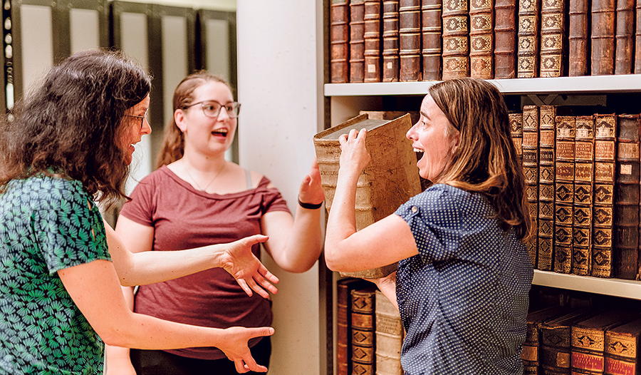 Frauen engagieren sich auf vielfältigste Weise in der Kirche (hier in der Diözesanbibliothek), auch wenn es Momente gibt, die es für sie schwierig machen, zu bleiben.