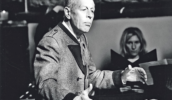 Hoch konzentriert dirigiert Heinz Janda seinen Kirchenchor. 