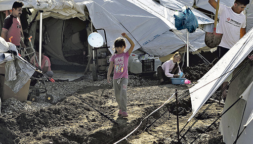 Ein Kind mit einem Luftballon auf dem Weg zwischen den Zelten des Flüchtlingslagers Kara Tepe auf der Insel Lesbos, Griechenland, 14. Oktober 2020.    