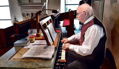 Konrad Altmann ist seit 80 Jahren Organist in Altschwendt. Ein Blick ins Guinness-Buch der Rekorde weist Alice Gurney Eitle aus den USA als die am längsten tätige Organistin aus: Sie spielte von 1935 bis 2016 insgesamt  80 Jahre und 188 Tage Orgel. 