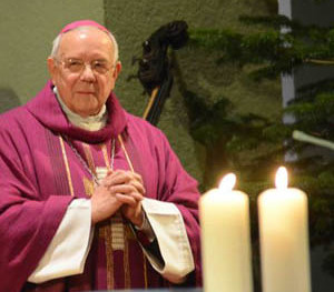Bischof Maximilian wurde durch Diözesan Bischof Ludwig Schwarz sein Geburtstag in der Friedenskirche mit eine Festmesse zu feiern. Foto: Jack Haijes