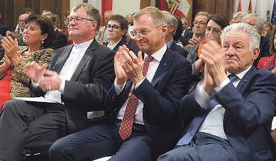 Die Festgäste bei der Preisverleihung 2019: LR Birgit Gerstorfer, Bischof Manfred Scheuer und LH Thomas Stelzer im vollbesetzten Steinernen Saal des Landhauses   