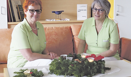 Sr. Margret (links) und ihre Stellvertreterin Sr. Andrea bereiten ein Adventsingen für die Bewohner/innen vor.  