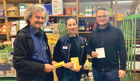 Unimarkt-Wartberg-Filialleiterin Renate Wolfmayr (Mitte) im Gespräch mit Heinz Mittermayr (KAB-Team mensch & arbeit) und Klaus Pachner (ÖGB-Sekretär Freistadt/Perg/Urfahr Umgebung).