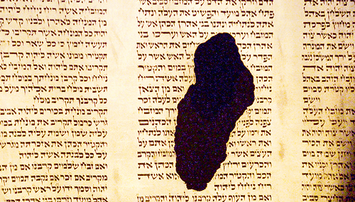 Hebräische Bibel mit Brandloch – Relikt der Judenverfolgung während des Dritten Reiches; Yad Vashem, Jerusalem.   