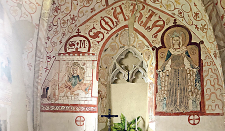 Im Gotteshaus findet sich eine bemerkenswerte Schutzmantelmadonna (rechts). 