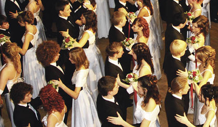 Balleroeffnung [ (c) www.BilderBox.com, Erwin Wodicka, Siedlerzeile 3, A-4062 Thening, Tel. + 43 676 5103678.Verwendung nur gegen HONORAR, BELEG,URHEBERVERMERK und den AGBs auf bilderbox.com](in an im auf aus als and beim mit einer einem eines * & de