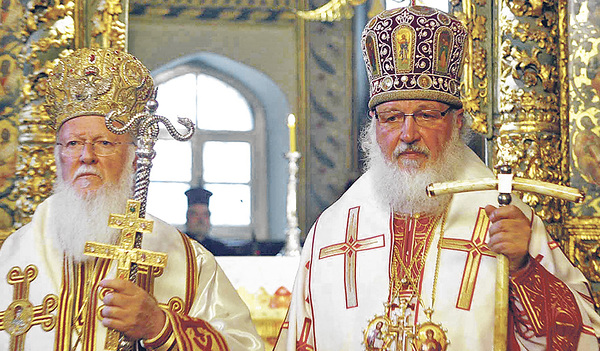 Der Streit ihrer Kirchen spaltet die Orthodoxie: der Ökumenische Patriarch von Konstantinopel, Bartholomaios I. (links), und der Moskauer Patriarch Kyrill I. auf einem Archivbild.   