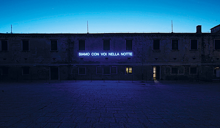 „Siamo con voi nella notte“ – „Wir sind bei euch in der Nacht“ ist eine Kunstinstallation von Claire Fontaine am Frauengefängnis von Venedig im Auftrag des Vatikans.  