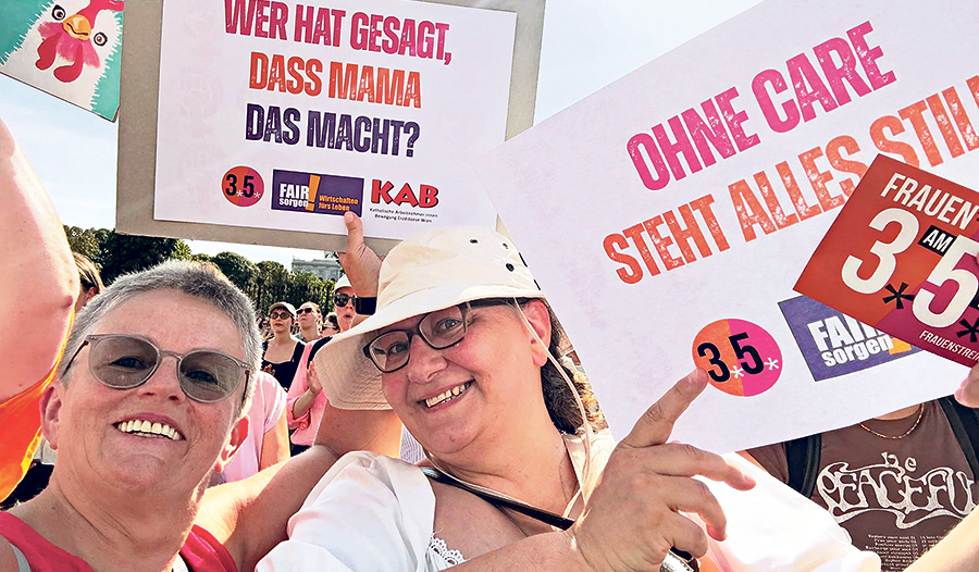 Aktivistinnen der Katholischen Arbeitnehmer:innenbewegung auf der Demonstration in Wien letzte Woche. KAB