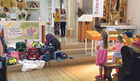 Auch heuer werden die Kinder der Pfarrgemeinde Traun wieder ihre Schul- und Kinder­gartentaschen zum Altar bringen. 