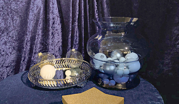 Ein Wunsch oder eine Bitte kann auf ein Zettelchen geschrieben und in die Sternschachtel gelegt werden.   