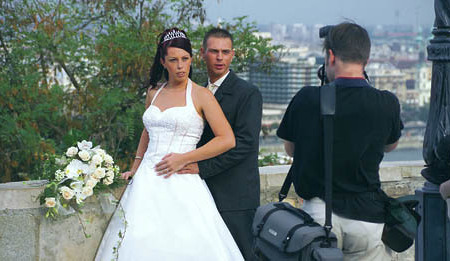 Brautpaar mit Fotografen [ (c) www.BilderBox.com, Erwin Wodicka, A-4063 Breitbrunn, Tel. +43 676 5103 678. Verwendung nur gegen HONORAR, BELEG, URHEBERVERMERK und den AGB?s auf www.bilderbox.com ] in an am um im  auf einer beim Heiraten Hochzeit Heir