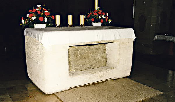 Der Steintrog im Altar der Basilika Enns-St. Laurenz enthält die Reliquien der „40 Märtyrer von Lauriacum“, die im Jahr 304 getötet wurden.  