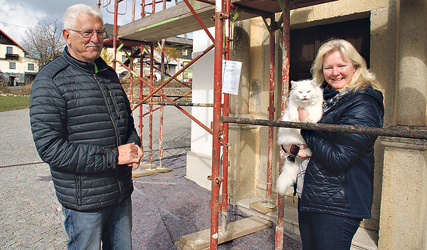 Mia ist eine fleißige Kirchenbesucherin. Im Bild mit der Katze: Fritz Allerstorfer (Obmann des Finanzausschusses) und Rosemarie Kaiser, die die Renovierung leitet.