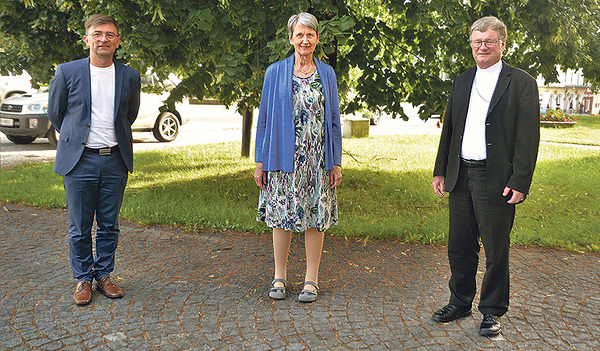 Feierten das Jubiläum: (v.l.) Mondsees Pfarrer Ernst Wageneder,  Annemarie Hofer, Leiterin des KBW Mondsee/Oberwang und Bischof Manfred Scheuer. 