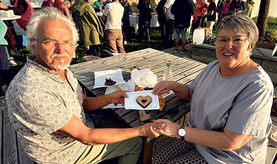 Haben sich am Pilgerrastplatz in Schärding verliebt und kürzlich geheiratet: Kurt Wösner und Anni Reidinger, die beim Startfest mitfeierten.  