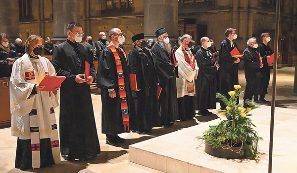 Die Liturgin und die Liturgen beim ökumenischen Gottesdienst in der Gebetswoche für die Einheit der Christen im Linzer Mariendom.    