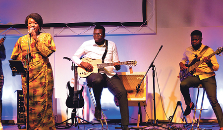 Isabelle Ntumba bei einem Auftritt als Gospelsängerin gemeinsam mit ihrem Sohn Jeremie.