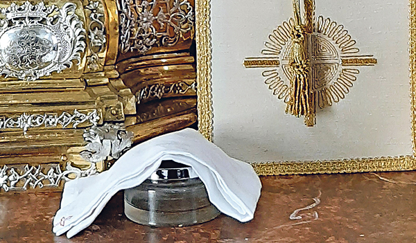 Ein Ablutionsgefäß bedeckt mit einem Tüchlein: Es steht normalerweise neben dem Tabernakel.    