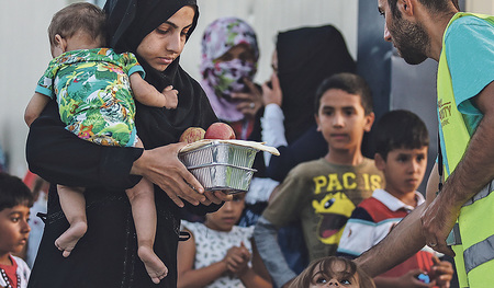 Flüchtlingslager Moria auf der griechischen Insel Lesbos sind die Lebensbedingungen für die Menschen hart.