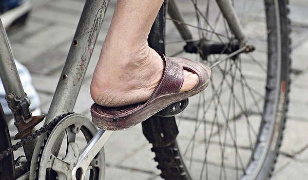 Schlapfen sind auch für kurze Strecken nicht das richtige Schuhwerk zum Radeln. 