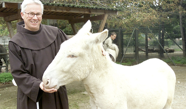 Franziskanerpater Franz Lackner kurz vor seiner Bischofsweihe 2002.  