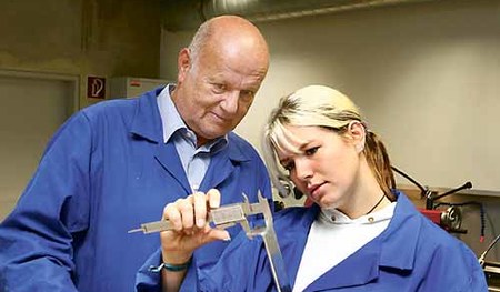 Maedchen als Azubi / Lehrling als Schlosser [ (c) www.BilderBox.com, Erwin Wodicka, Siedlerzeile 3, A-4062 Thening, Tel. + 43 676 5103678.Verwendung nur gegen HONORAR, BELEG,URHEBERVERMERK und den AGBs auf bilderbox.com](in an im auf aus als and beim