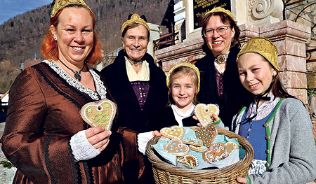 Die Goldhaubenfrauen Ebensee bereiten den Liebstattsonntag vor. Mehr über die  Goldhaubenfrauen im Gespräch mit Landesobfrau Martina Pühringer.