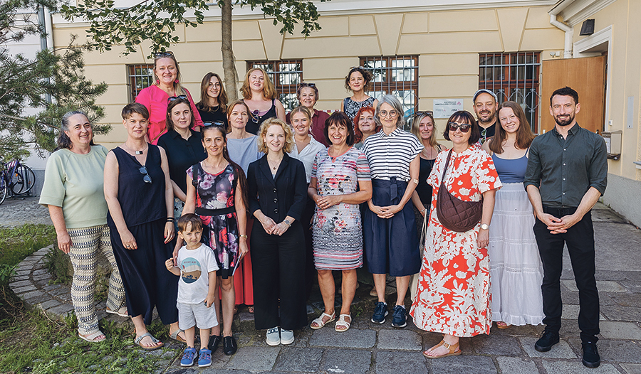 Betroffene und Expertinnen unterwegs mit Frauenministerin Eva-Maria Holzleitner (Mitte).  
