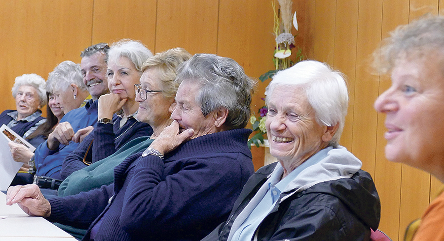 Beim Erzählcafé des Empowerment-Centers kommen wiederum Menschen mit Beeinträchtigungen zu Wort, wie etwa Barbara Pamminger (Bild unten links).  
