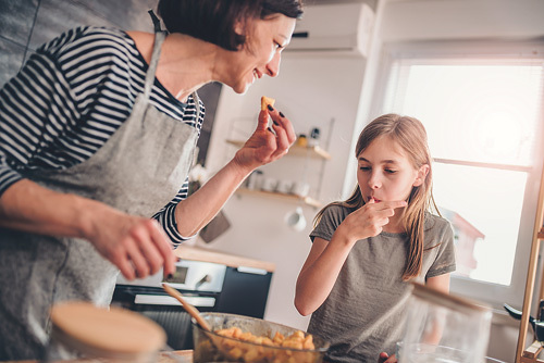 Miteinander kochen hilft beim Einstieg in den vegetarischen Ernährungsstil des Kindes.